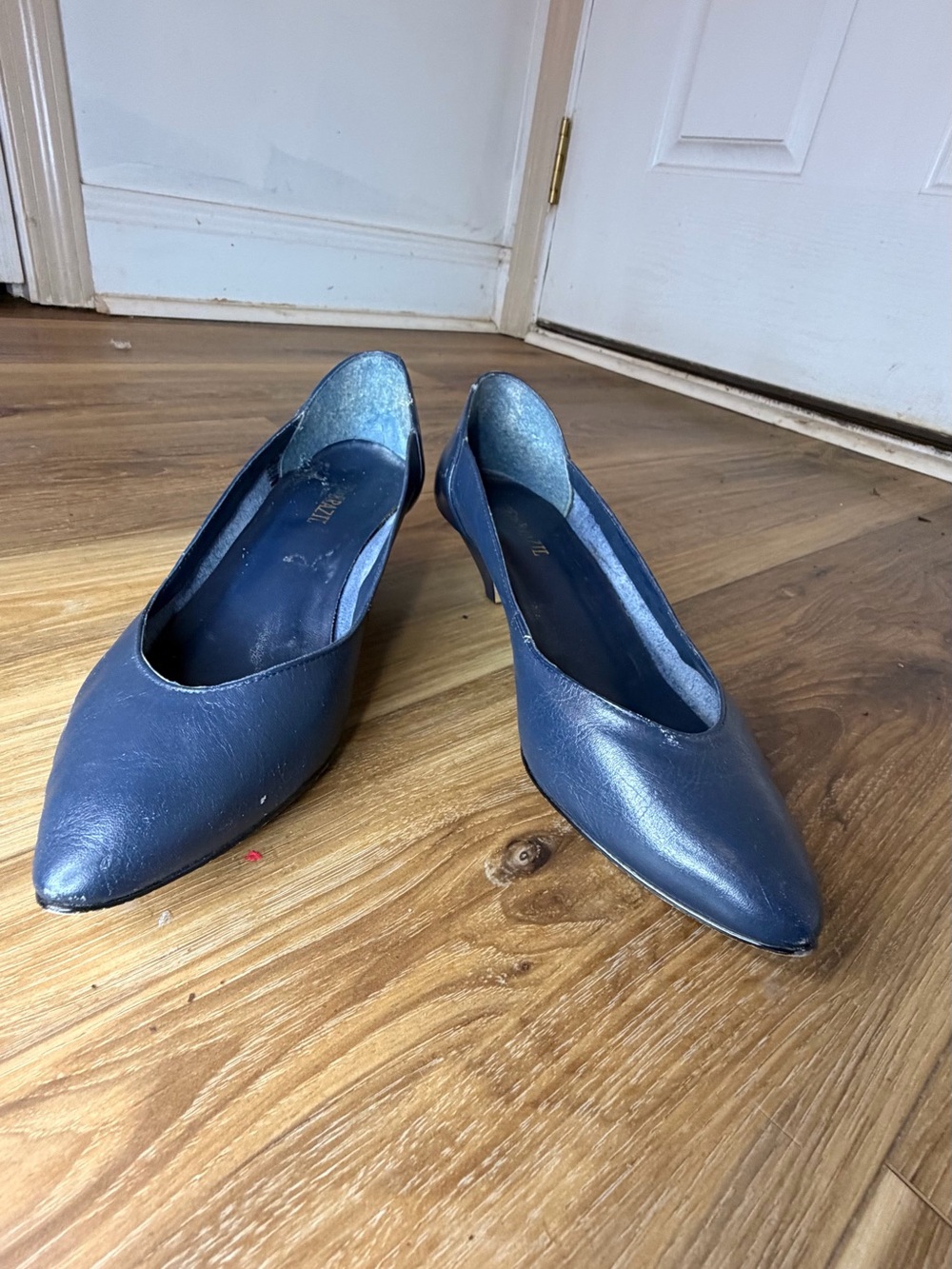 Vintage 1980s René Brazil Navy Leather Pumps Size 8M Pointed Toe Kitten Heels
